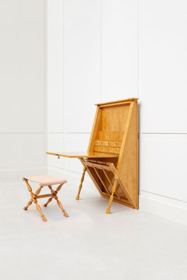 Pour cette 27ème édition, la Galerie Chastel-Maréchal met à l'honneur le design des années 1940 (en photo : Secrétaire à abattant et son tabouret, 1947, André Arbus).