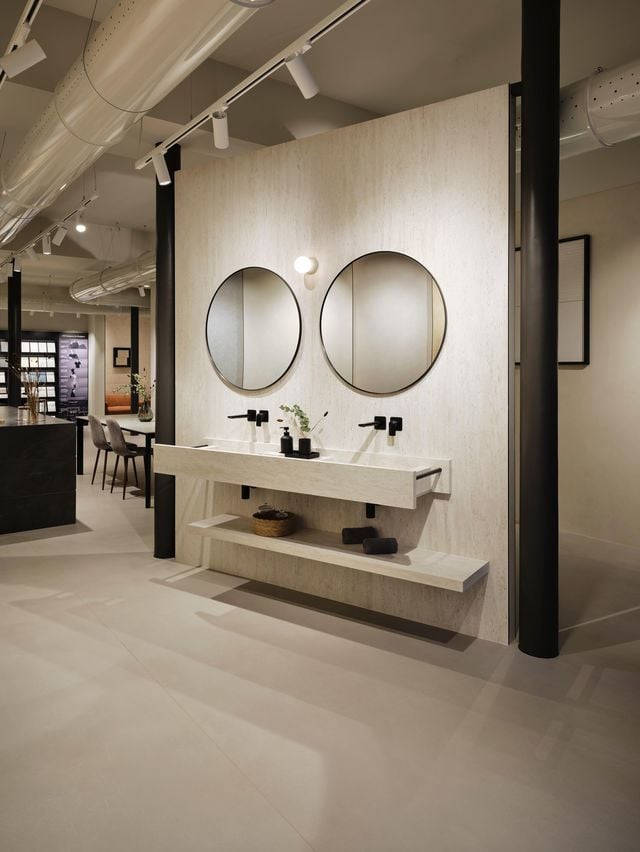 Le showroom accueille une gamme complète de surfaces en grès cérame et de solutions d'ameublement des marques, allant de la cuisine à la salle de bains.