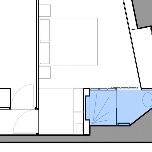 Plan d'une petite salle d'eau ouverte sur la chambre par une porte coulissante
