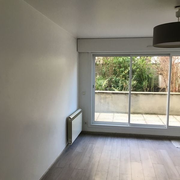 Le salon avant les travaux, une pièce sombre à retravailler