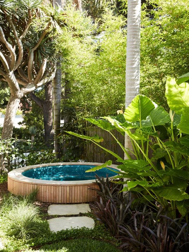 Même un petit bassin rond permet de profiter des joies d'une piscine à la maison !