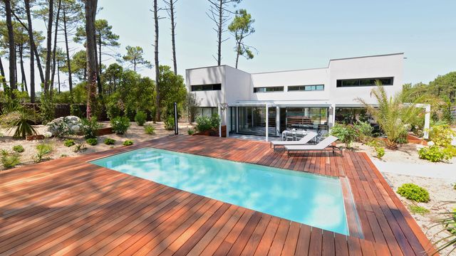 Toutes les clés pour une piscine sublime, budget de 15 à 50 000 euros
-
En photo : une piscine enterrée 100 % béton armé Diffazur de 24 m2 (3 x 8) selon choix revêtement et équipements entre 25 000 euros à 40 000 euros, hors terrassement. Diffazur Piscines.