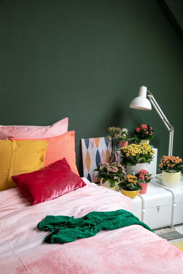 La chambre aussi se pare de jolies plantes d'intérieur. Kalanchoe, pot d10,5cm, à partir de 3,95 euros. Lajoiedesfleurs.fr / Jardiland.
