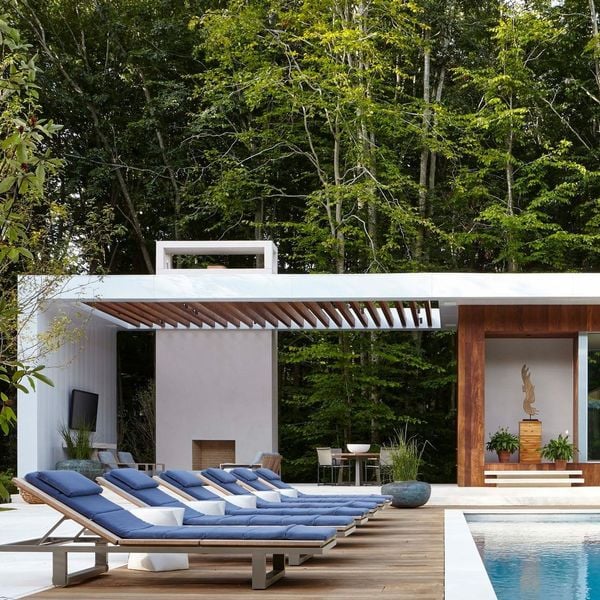 Ce pool house contemporain multiplie les zones de confort
