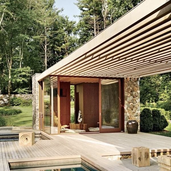 Un pool house chaleureux tout en bois