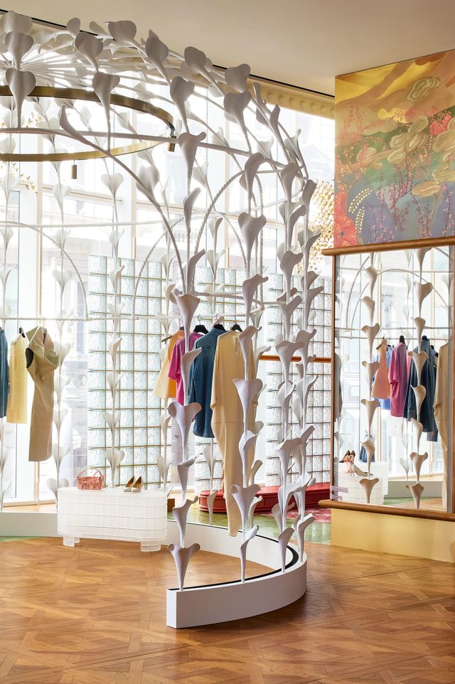 Parquet en bois et motifs fleuris en clin d'oeil au Printemps Paris, le Salon présente des marques telles que Jacquemus, Martin Margiela ou Carven. Un peu plus loin, le Salon vert est une halte gourmande avec un bar à crustacés et fruits de mer façon café parisien.
