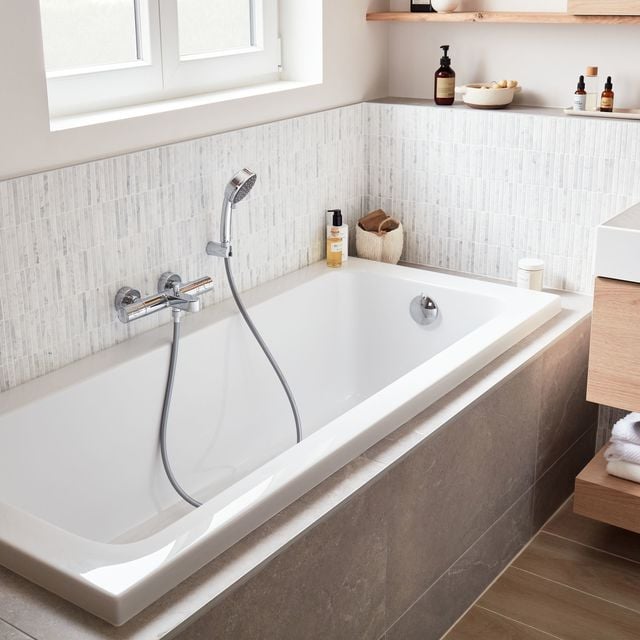 Le pommeau de douche EcoJoy réduit la consommation d'eau jusqu'à 50 % sans sacrifice au niveau des performances. Pommeau de douche 2 jets, flexible et support, modèle Vitalio chromé / 36,90 euros. Grohe chez Leroy Merlin.
