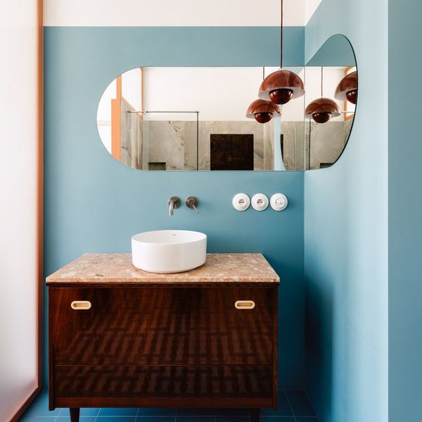 La salle de bains mise sur le bleu glacier pour un style frais
