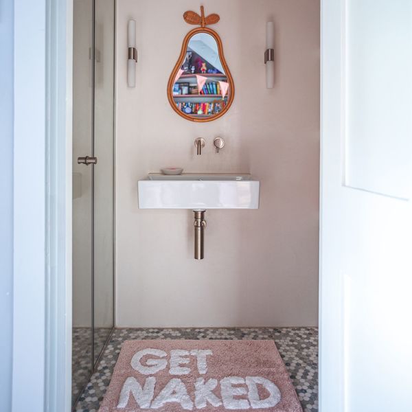 Des accessoires rigolos subliment une salle de bains d'enfants