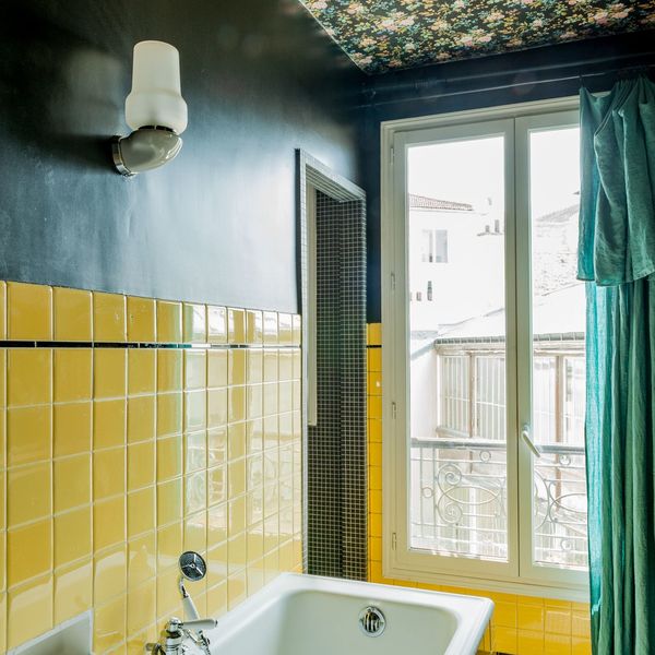 Papier peint fleuri et couleurs franches dans cette salle de bains qui ose !