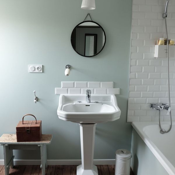 Du vert pastel pour une salle de bains rétro mais pas trop