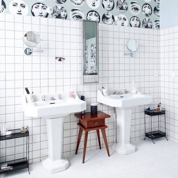 Du papier peint Piero Fornasetti pour une salle de bains comme un cabinet de curiosités