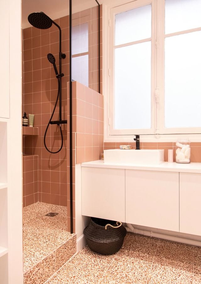 Peu importe le style, cette couleur est parfaite dans une petite salle de bains !