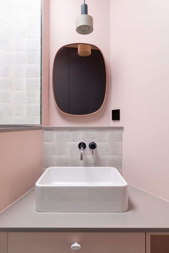 Une toute petite salle de bains est plus complexe à aménager mais demande moins de matériaux (en photo : projet Saussaye, une réalisation Archipelles).
