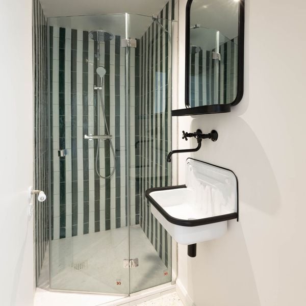 La douche occupe la moitié de la place d'une petite salle de bains
