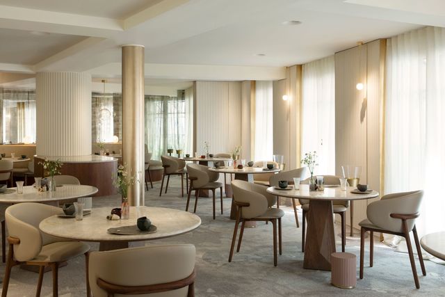 Spacieuse et lumineuse, la salle du restaurant Marsan mise sur l'ouverture, invitant chaque client à profiter du spectacle qui se joue en cuisine.