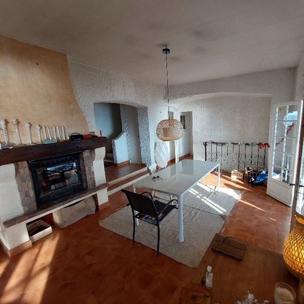 Avant la rénovation, le salon était tourné vers la cheminée, dos à la mer