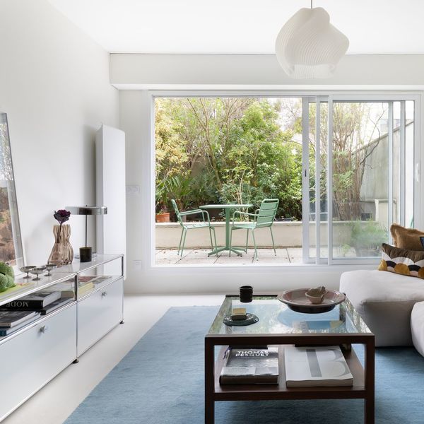 Après la rénovation, le salon lumineux où l'on respire mieux