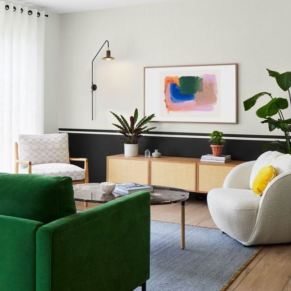 L'écran se transforme en tableau contemporain pour un salon élégant