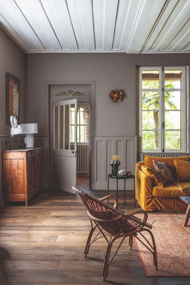 Afin de ne pas rétrécir visuellement la pièce avec des couleurs sombres, vous pouvez peindre le plafond en blanc pour accentuer la hauteur sous plafond.