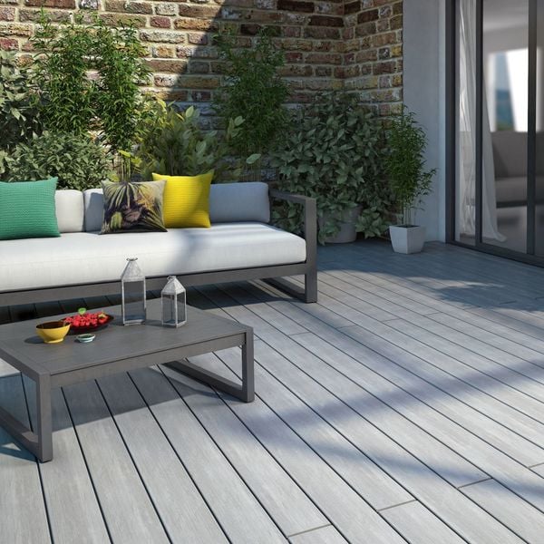 Une terrasse composite au toucher brut pour un aspect authentique