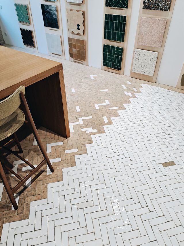 Les nouveaux bureaux de Sophie Ferjani sont aussi le reflet du style de la décoratrice. Au sol, les accidents maitrisés créent une atmosphère singulière.