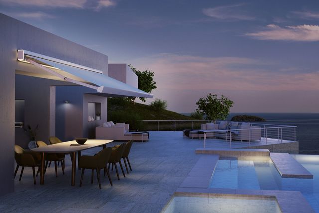 Profitez des bandeaux LEDS installés sur les bras et le coffre du store Tramonto pour prolonger vos soirées en extérieur.