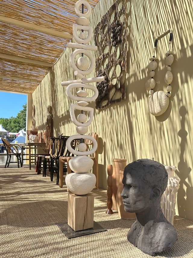 Le patio-lounge, scénographie par Aurélie des Robert pour le salon Vivre Côté Sud 2024.