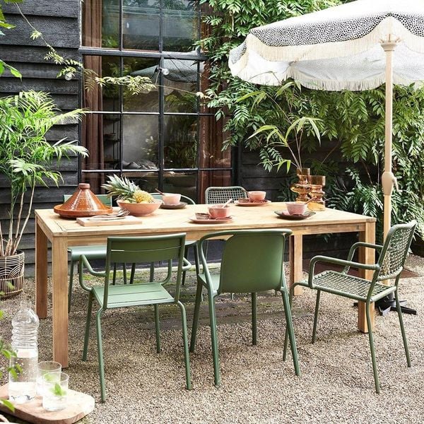 Même sur une petite terrasse, un vrai coin repas pour un extérieur convivial