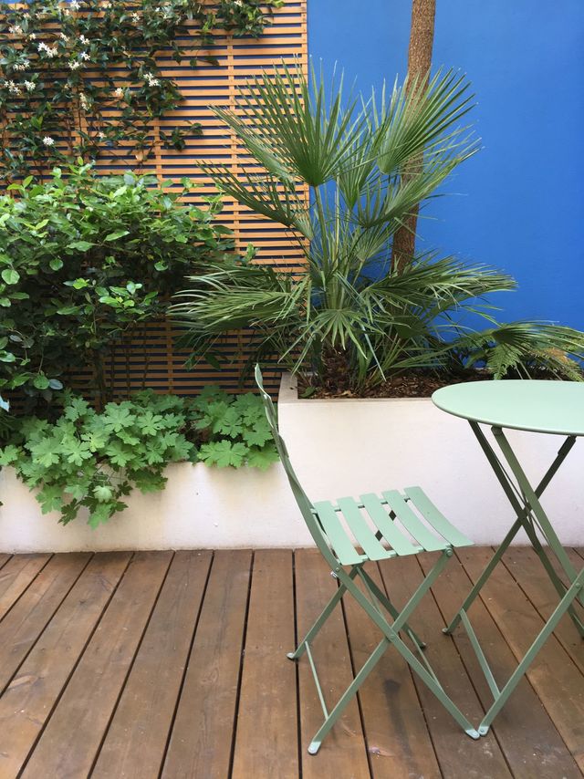 Avant l'été, un nettoyage de la terrasse est nécessaire pour en profiter pleinement lors des beaux jours.