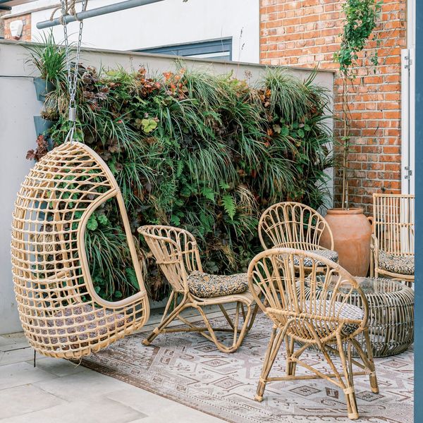Comment paysager une terrasse ? En créant un mur végétal