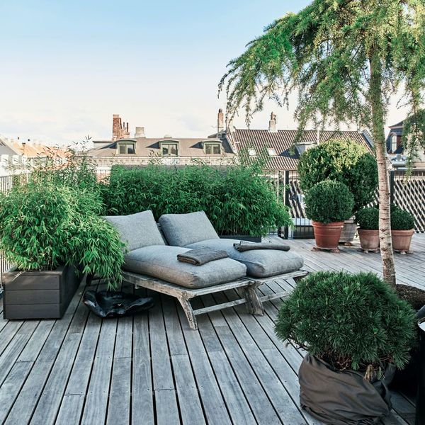Installer des bains de soleil pour un esprit farniente sur la terrasse