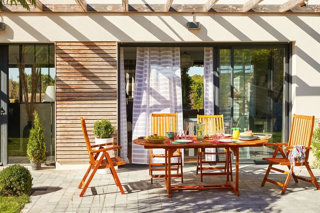 Attenante à la maison, la terrasse prolonge idéalement l'habitat et devient une pièce à vivre en extérieur.
