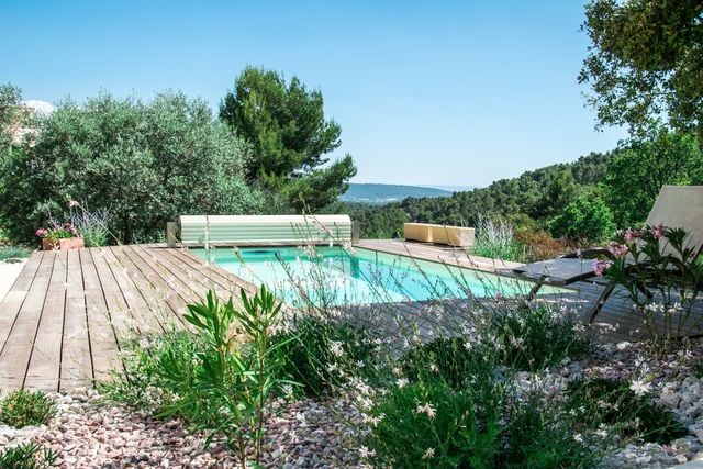 La terrasse de piscine en bois, va accueillir transats et autres chaises longues pour se prélasser autour du bassin. Réalisation Nature & Prestige.
