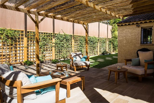 Attenante à la maison, cette terrasse en grès cérame imite le bois à la perfection, pour un rendu esthétique et chaleureux sans besoin d'entretien. Réalisation Vincent Porro, Nature & Prestige.