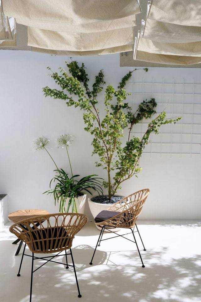 Contemporain et minimaliste, le béton ciré s'invite dehors pour une belle terrasse (réalisation agence Côté Outdoor).