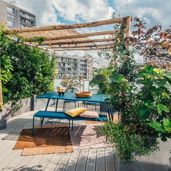 Un extérieur paysagé autour d'une pergola
