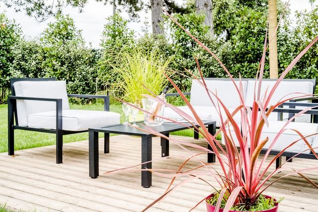 Cette petite terrasse positionnée dans un coin tranquille du jardin est parfaite pour se créer un espace détente. Réalisation Nature & Prestige.