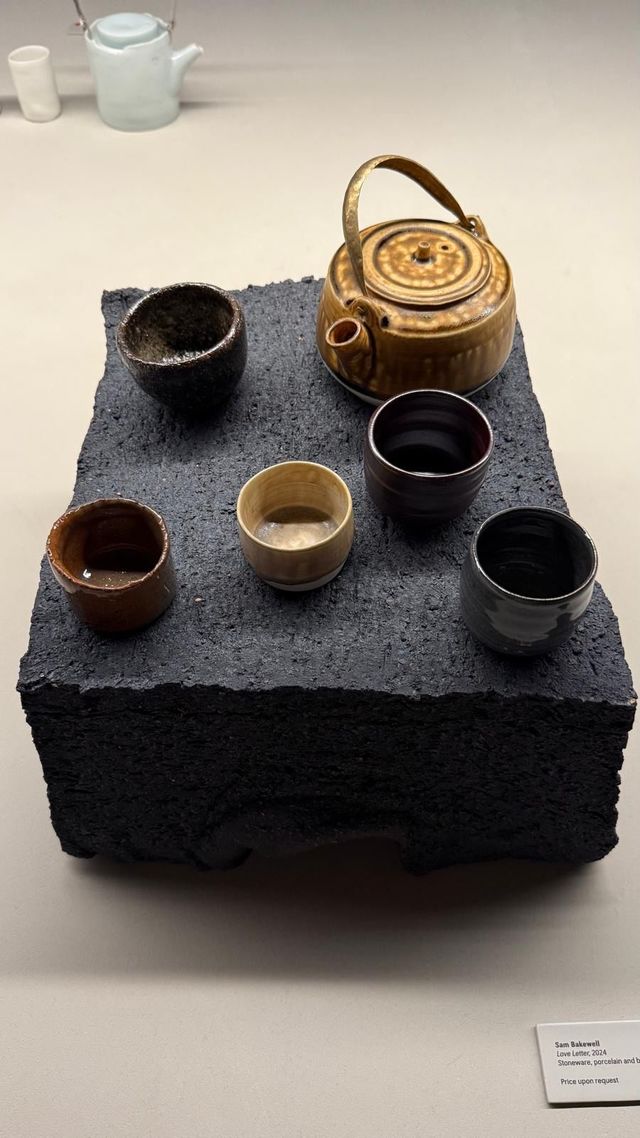 Les céramiques de Sam Bakewell, artiste-céramique anglais, qui travaille le temps de l'exposition TEAPODS avec LOEWE.