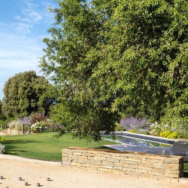 Masqué par la végétation et un muret en pierres, le terrain de pétanque se fait discret