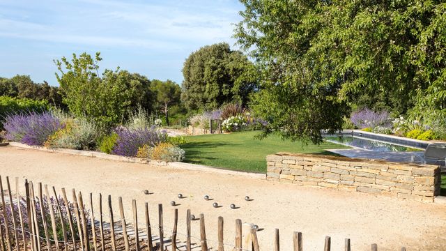 Au coeur des vignes, le jardin provençal chic qui invite à la détente