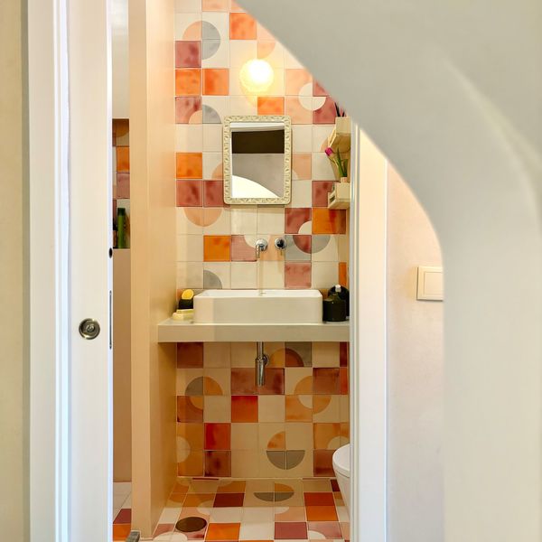 Un carrelage coloré pour une salle de bains de caractère