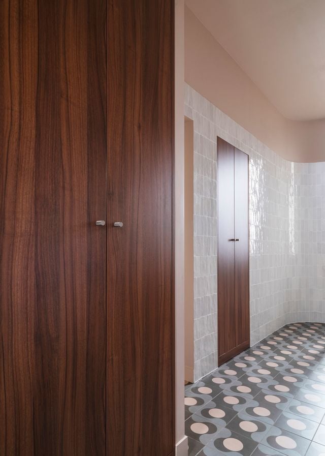 Intégrer des rangements aux murs permet d'optimiser l'espace de la salle de bains. Réalisation Maison Sama