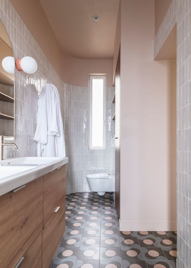 Le bandeau de zellige qui encercle la salle de bains donne de la profondeur à cette pièce aussi confortable que fonctionnelle. Réalisation Maison Sama