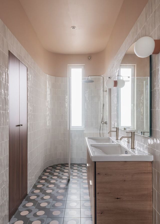 Les courbes de cette salle de bains en longueur adoucissent l'architecture de la pièce. Réalisation Maison Sama