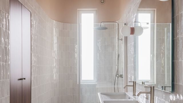 L'alliance du zellige et du bois pour une salle de bains moderne