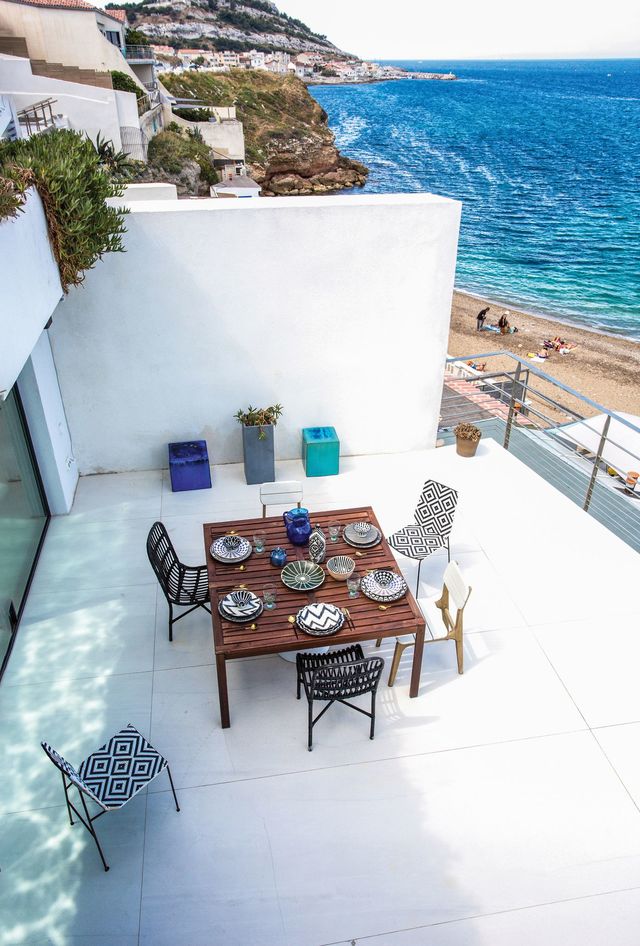 Cette terrasse méditerranéenne mise sur la sobriété, faisant la part belle au paysage.