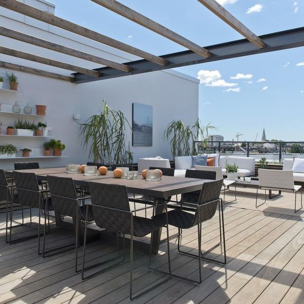 Une terrasse ensoleillée en Kebony qui se patine avec le temps