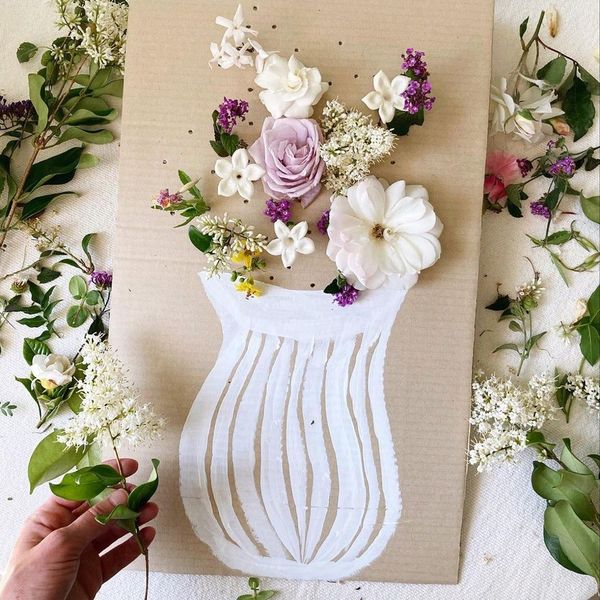 Du carton et de la peinture pour un cadre fleuri
