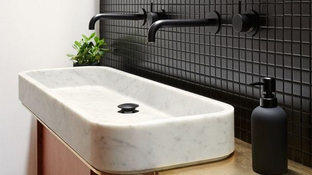 Le noir et le bois réinventent votre salle de bains